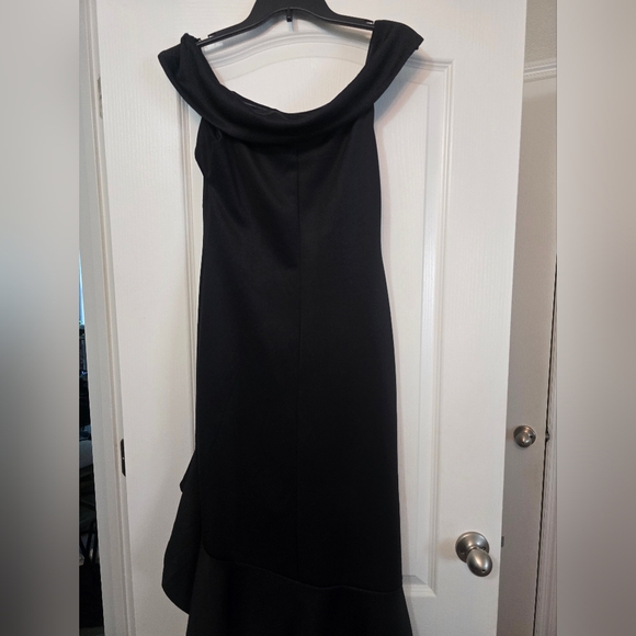 Little black Venus cocktail dress with ruffle detail size Medium - Picture 5 of 6